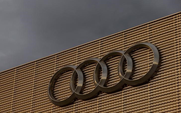 © Reuters. Logo of German car manufacturer Audi is seen at a building of a car dealer in Duebendorf