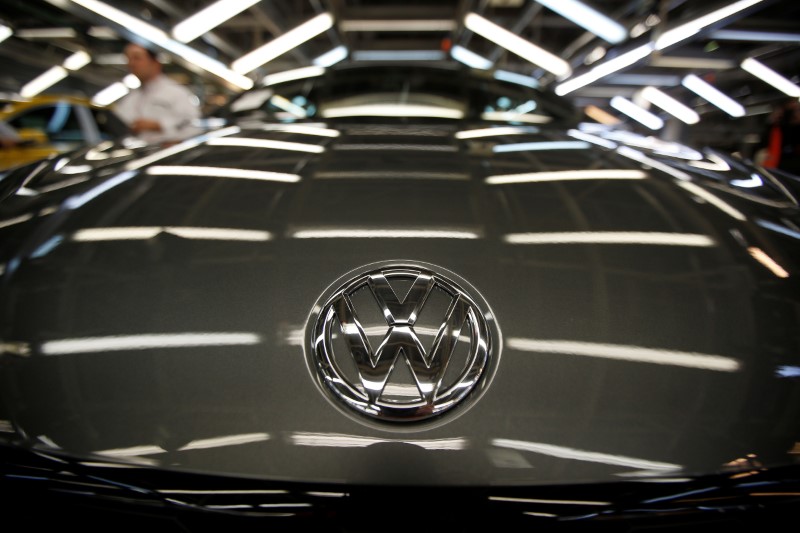 © Reuters. The logo of Volkswagen company is seen on a car on an assembly line at the Volkswagen car factory in Palmela