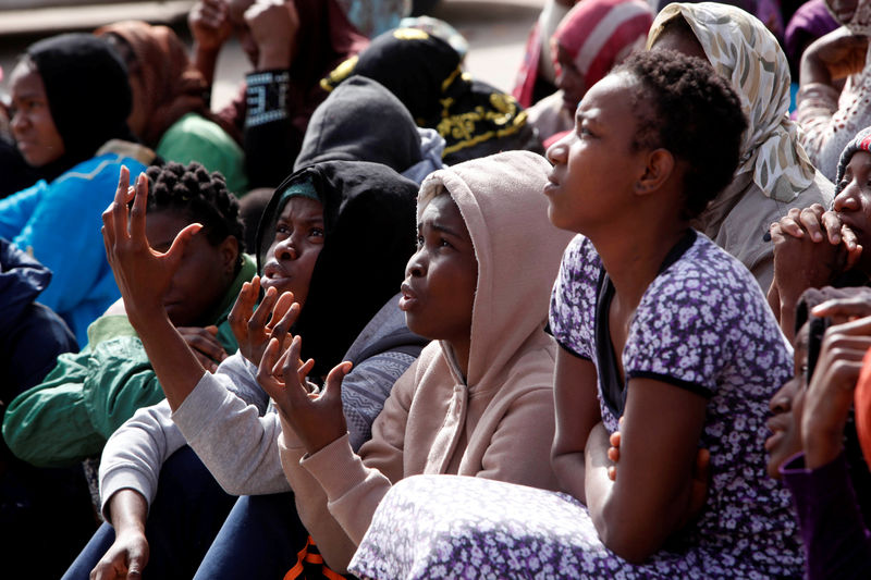 © Reuters. Imigrantes vistos em acampamento em Trípoli, Líbia