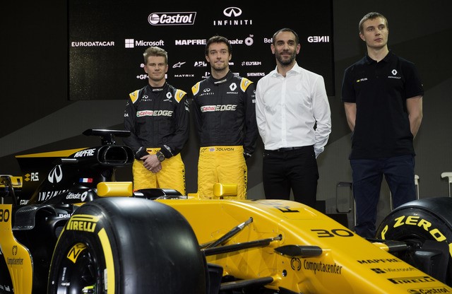 © Reuters. Renault's Jolyon Palmer, Nico Hulkenberg, test driver Sergey Sirotkin and managing director Cyril Abiteboul during the launch