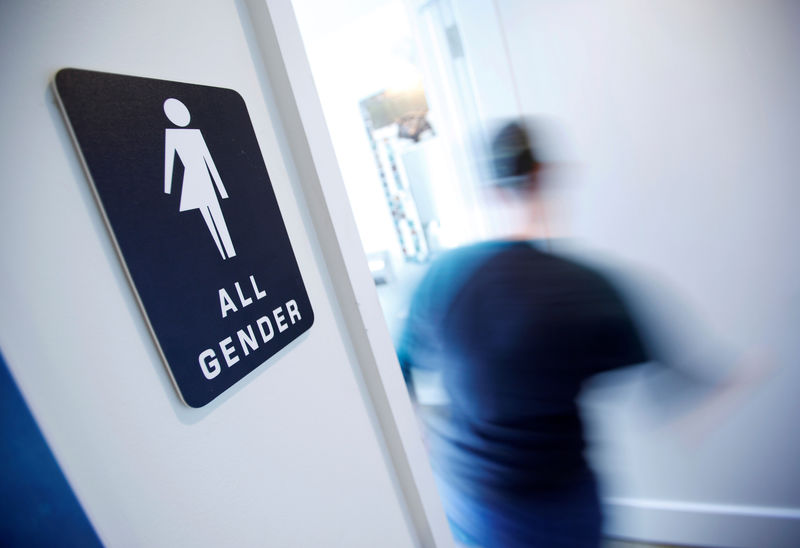 © Reuters. A bathroom sign welcomes both genders at the Cacao Cinnamon coffee shop in Durham North Carolina