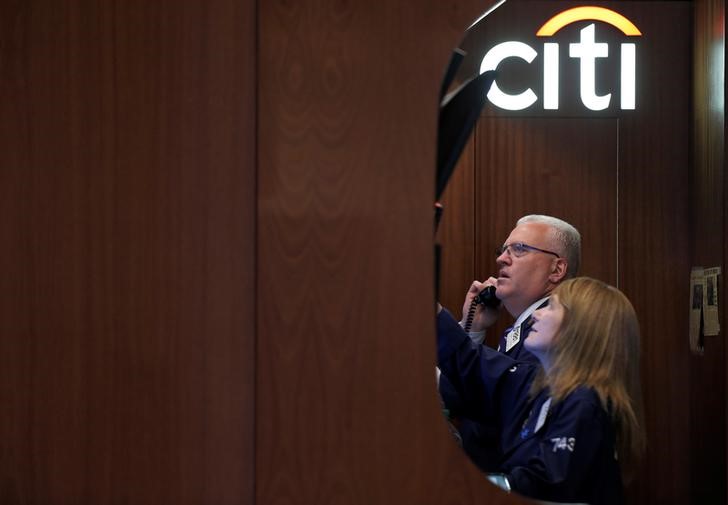 © Reuters. Traders work in the Citigroup booth on the floor of the NYSE in New York