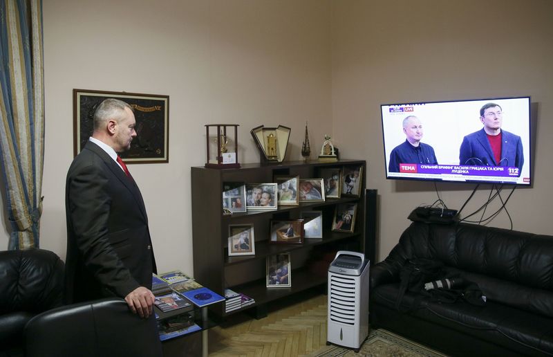 © Reuters. Ukrainian lawmaker Artemenko watches a news conference of Prosecutor General Lutsenko and Head of the Security Service of Ukraine Hrytsak in Kiev