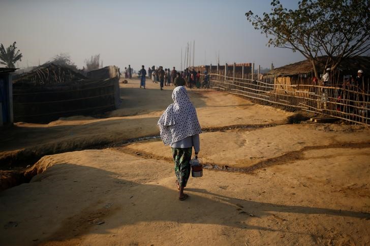 © Reuters. شرطة ميانمار تحقق في "تستر" على وفاة اثنين من مسلمي الروهينجا