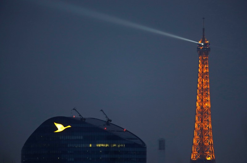 © Reuters. The logo of the French hotel operator AccorHotels group is pictured on their headquarters in Issy-les-Moulineaux as the Eiffel tower is seen in the background