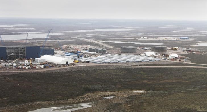 © Reuters. File Photo:  An aerial view shows the Gahcho Kue diamond mine that De Beers is constructing in Northwest Territories