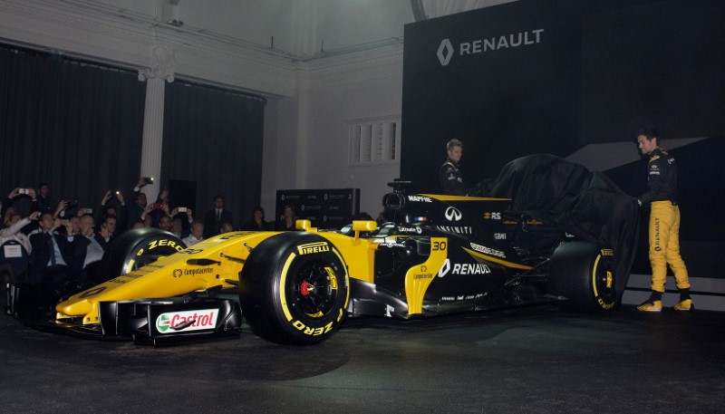 © Reuters. Renault's Jolyon Palmer and Nico Hulkenberg unveil the new car