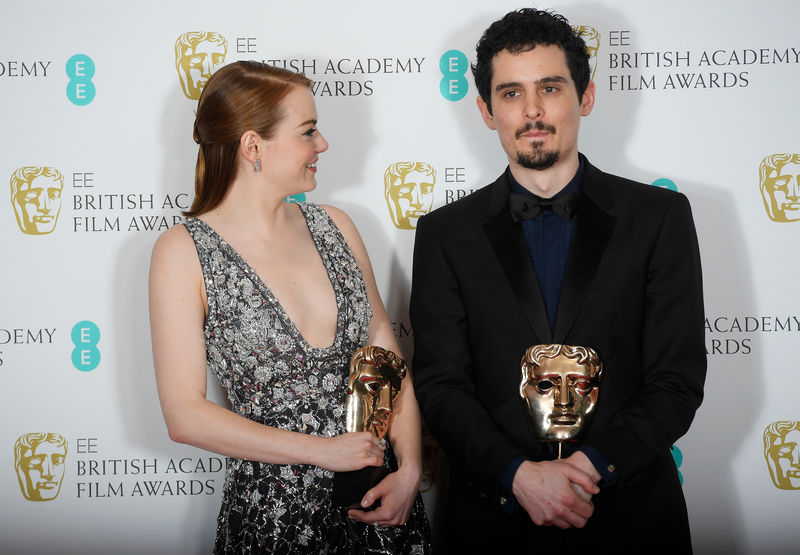 © Reuters. Emma Stone e Damien Chazelle, que venceram Bafta com  "La La Land" no Royal Albert Hall, em Londres