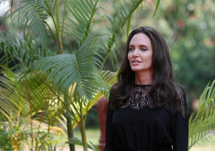 © Reuters. Angelina Jolie chega para entrevista em Siem Reap