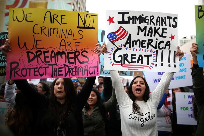 © Reuters. Marcha em defesa dos direitos humanos e dignidade de imigrantes em Los Angeles