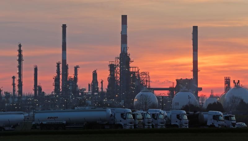 © Reuters. النفط يرتفع 1% مع توقع أوبك مزيدا من الالتزام بالتخفيضات