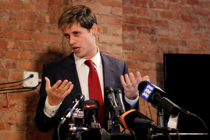 © Reuters. Milo Yiannopoulos addresses the media during a news conference in New York