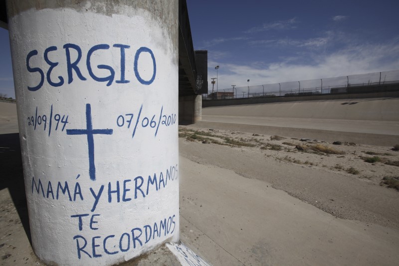 © Reuters. Graffiti is seen at the site where Sergio Adrian Hernandez was shot dead in 2010 under a railroad bridge connecting El Paso with Ciudad Juarez