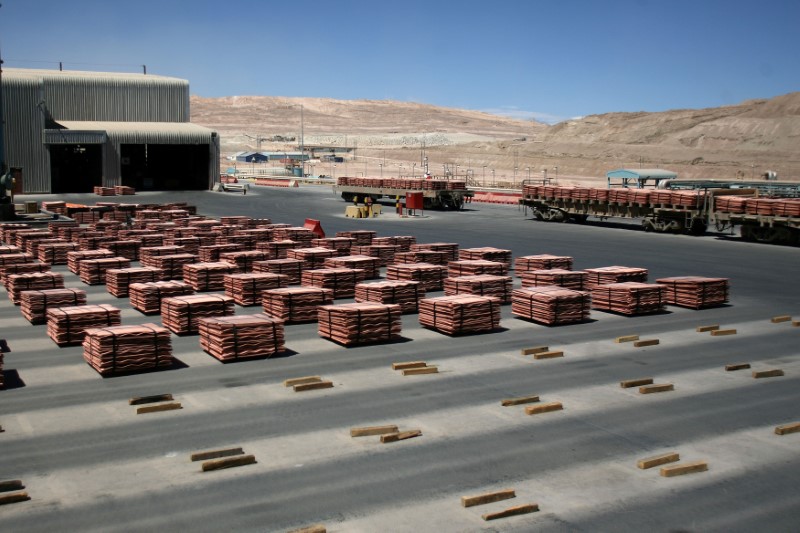 © Reuters. Sheets of copper cathode are pictured at BHP Billiton's Escondida, the world's biggest copper mine, in Antofagasta