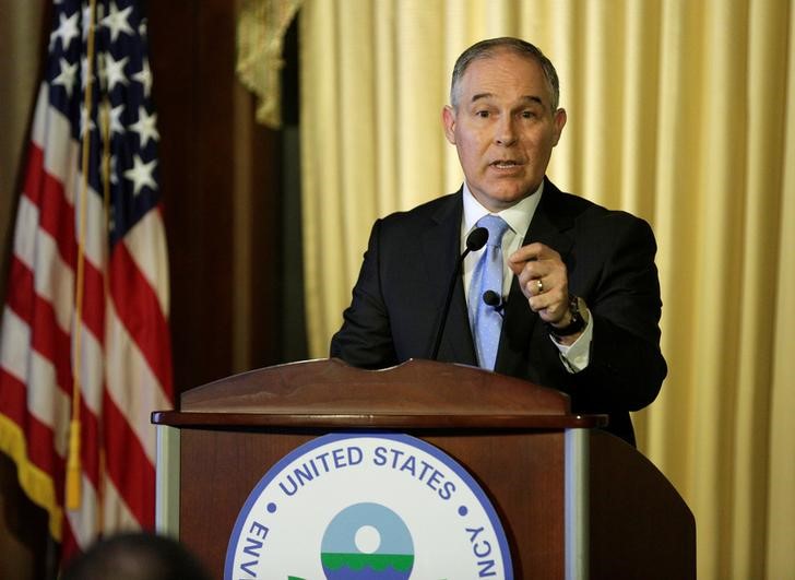 © Reuters. Scott Pruitt fala a funcionários de agência ambiental em Washington