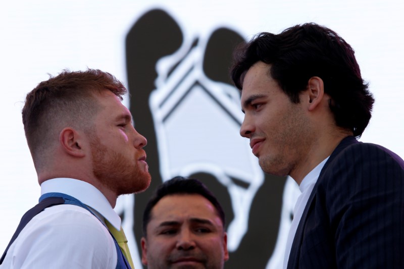 © Reuters. Mexico's boxers Canelo Alvarez and Julio Cesar Chavez Jr. go head to head during a news conference ahead of WBC brawl in Las Vegas, in Mexico City