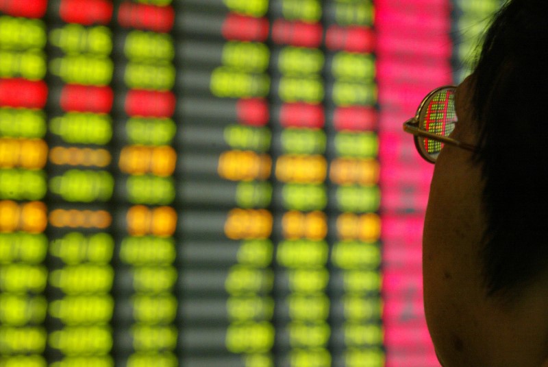 © Reuters. A Chinese investor monitors share prices at a securities company in Shanghai
