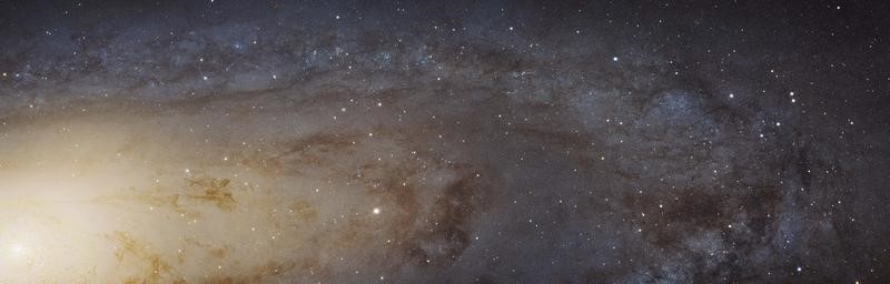 © Reuters. La galaxia de Andrómeda (M31) ubicada a más de 2 millones de años luz de distancia se muestra en esta imagen del telescopio espacial Hubble de la NASA