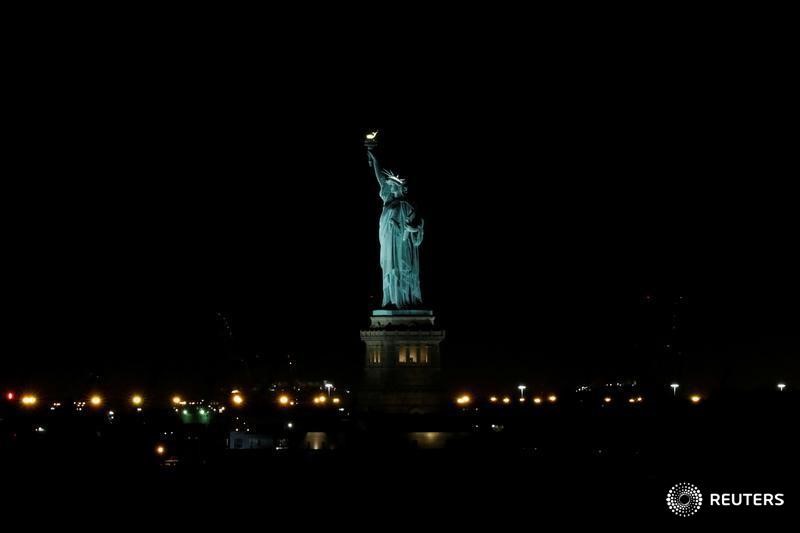 © Reuters. The Statue of Liberty in New York's Harbor as seen from the Brooklyn, New York