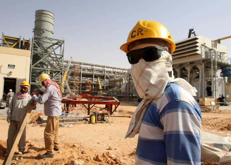 © Reuters. FILE PHOTO -  A worker looks on during a tour in the Khurais oilfield