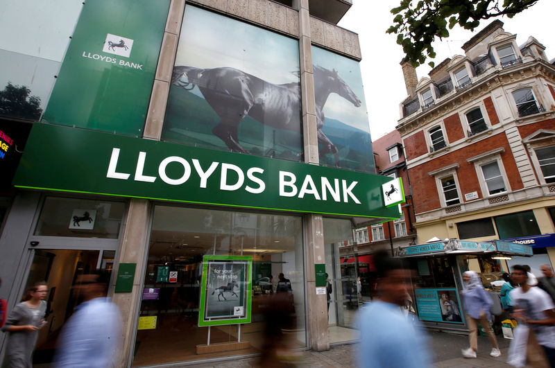 © Reuters. FILE PHOTO -  People walk past a branch of Lloyds Bank on Oxford Street in London