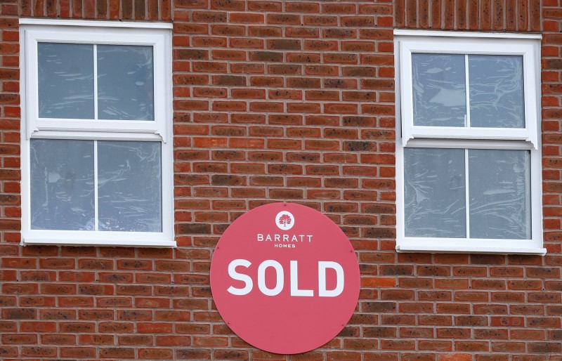 © Reuters. A sold sign hangs on a new house on a Barratt Homes building site in Nuneaton