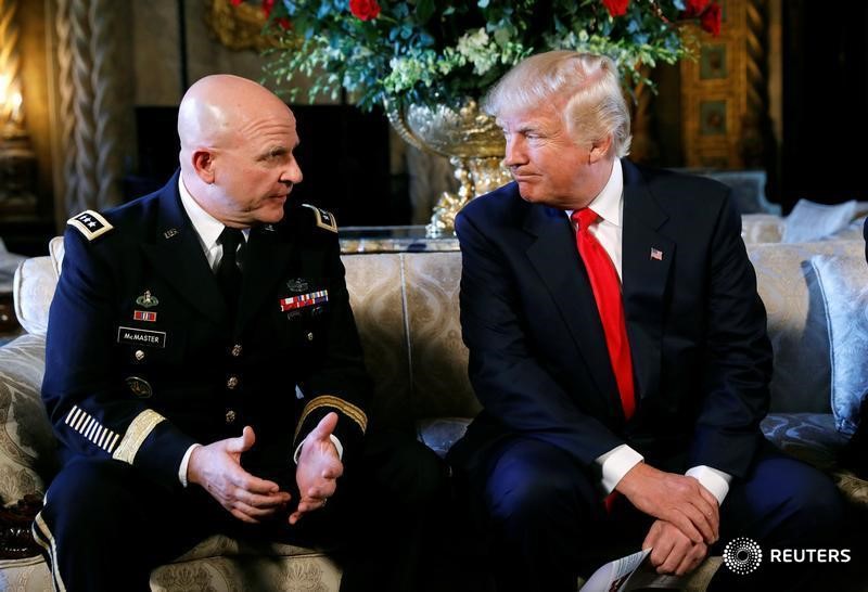 © Reuters. Президент США Дональд Трамп (справа) и генерал-лейтенант Герберт Макмастер в Палм-Бич, Флорида