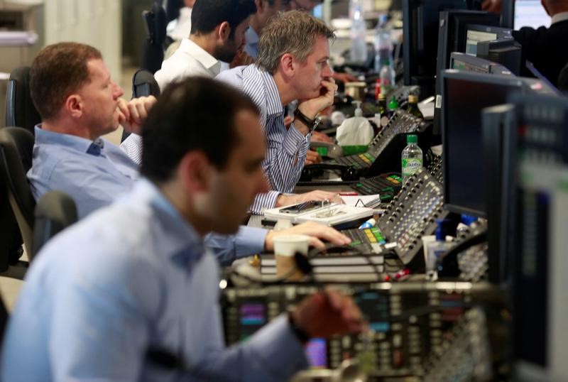 © Reuters. Traders from BGC Partners, a global brokerage company in London's Canary Wharf financial centre wait for European stock markets to open