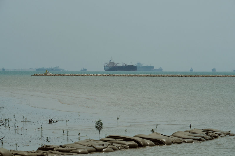 © Reuters. FILE PHOTO -  Tankers are seen off the coast of Johor