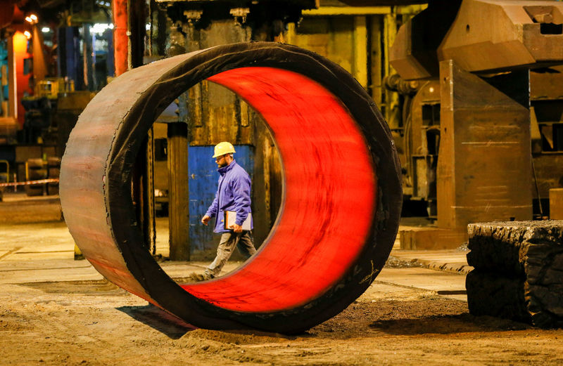 © Reuters. FILE PHOTO:A worker walks in the foundry at the Areva Creusot Forge site in Le Creusot