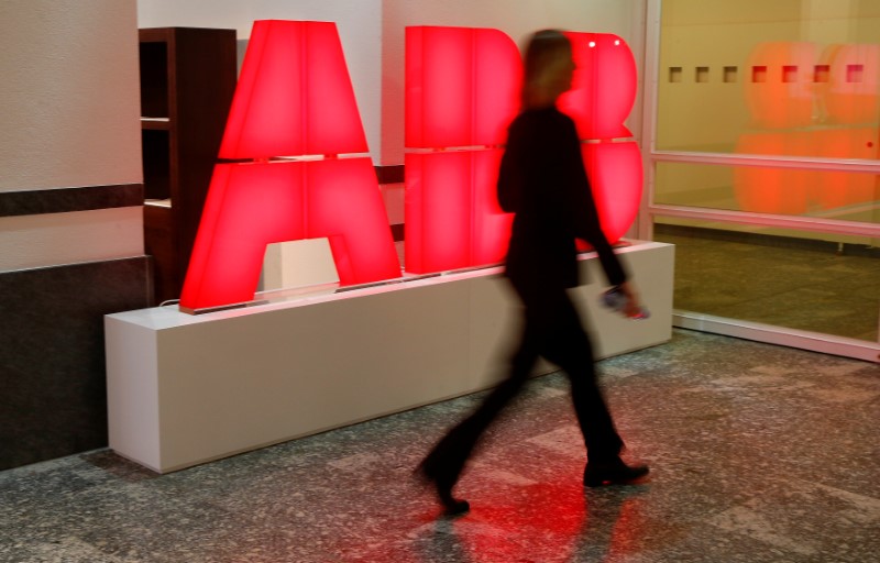 © Reuters. A woman walks past the logo of Swiss power technology and automation group ABB in Zurich
