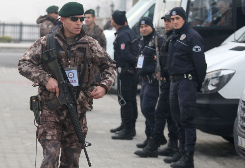 © Reuters. Policiais turcos durante operação em Mugla, Turquia