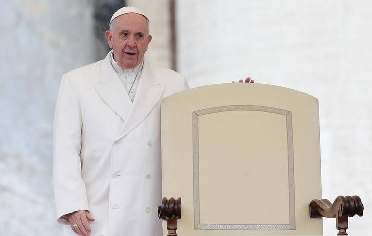 © Reuters. Papa Francisco durante missa no Vaticano