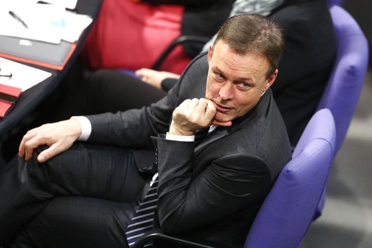 © Reuters. SPD parliamentary faction leader Oppermann attends Bundestag session in Berlin