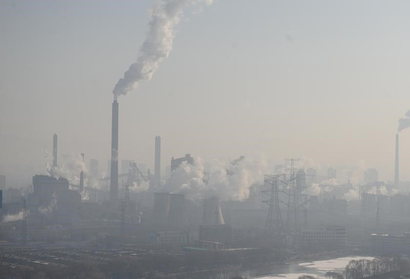 © Reuters. Smog billows from chimneys and cooling towers of a steel plant during a hazy day in Taiyuan, Shanxi province, China