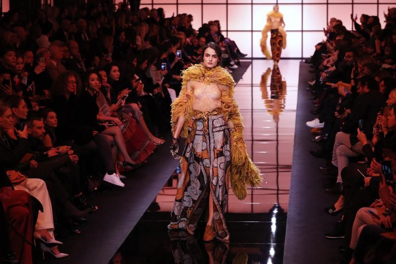 © Reuters. A model presents a creation by Italian designer Giorgio Armani as part of his Haute Couture Spring/Summer 2017 fashion show for Giorgio Armani Prive in Paris