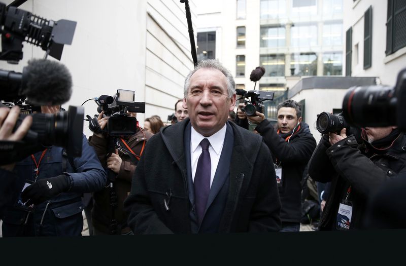 © Reuters. Francois Bayrou, French centrist politician and the leader of the Democratic Movement (MoDem), is surrounded by journalists as he arrives to attend a news conference at his party's headquarters in Paris