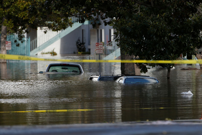 © Reuters. Veículos parcialmente submersos após fortes chuvas em San Jose, Califórnia