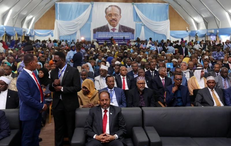 © Reuters. في مراسم تنصيبه.. رئيس الصومال يدعو حركة الشباب للاستسلام