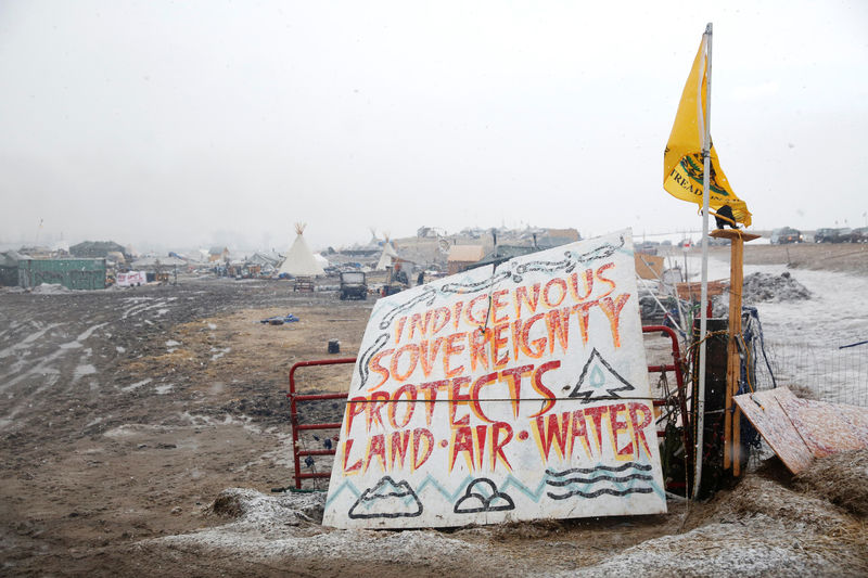 © Reuters. A sign stands in the entrance of the main opposition camp against the Dakota Access oil pipeline near Cannon Ball