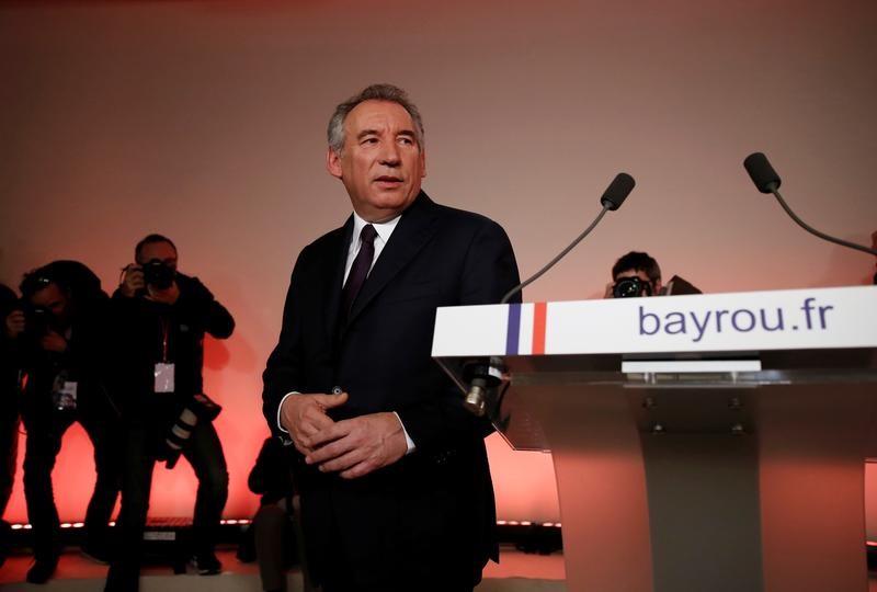 © Reuters. Bayrou se retira de carrera presidencial francesa y pacta alianza con Macron