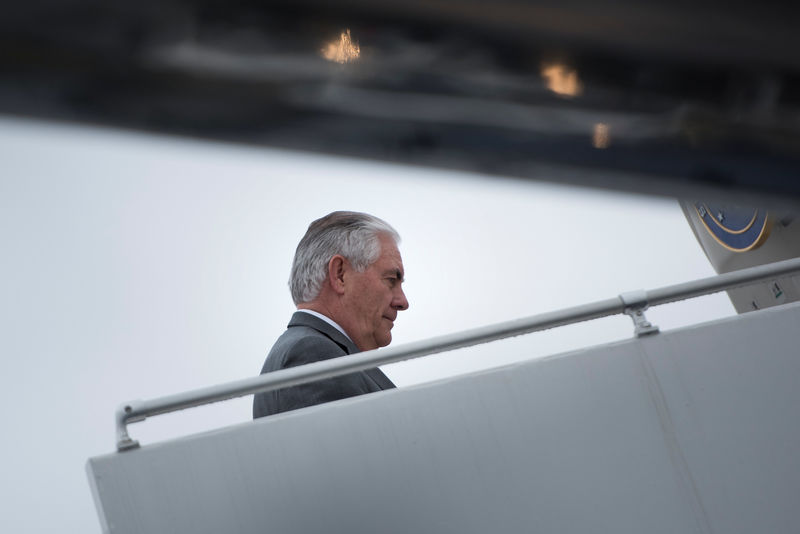 © Reuters. US Secretary of State Rex Tillerson boards his plane at Cologne Bonn Airport, western Germany