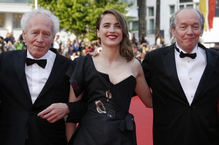 © Reuters. Diretores Jean-Pierre Dardenne e Luc Dardenne com a atriz Adèle Haenel em Cannes