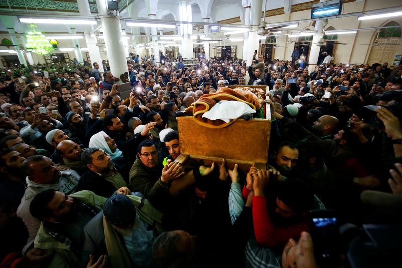 © Reuters. دفن جثمان عبد الرحمن الزعيم الروحي للجماعة الإسلامية في مصر