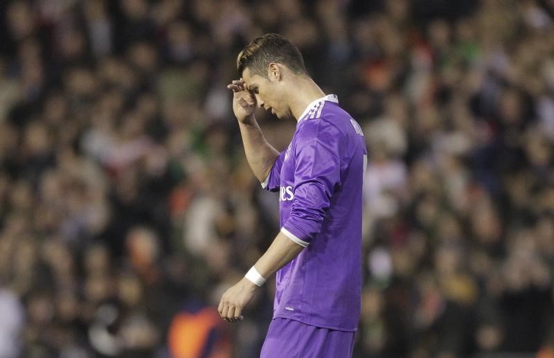 © Reuters. ريال مدريد يهدر فرصة الابتعاد بالصدارة بخسارته أمام بلنسية