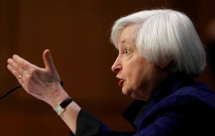 © Reuters. محضر اجتماع: الكثير من واضعي سياسات المركزي الأمريكي قالوا رفع الفائدة قد يكون "قريبا"