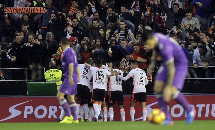 © Reuters. Foto del miércoles de los jugadores del Valencia celebrando en Mestalla tras marcar un gol en la victoria sobre Real Madrid