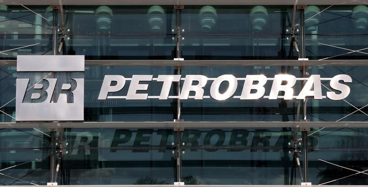 © Reuters. The logo of state-run oil company Petrobras is pictured in the company headquarters in Vitoria