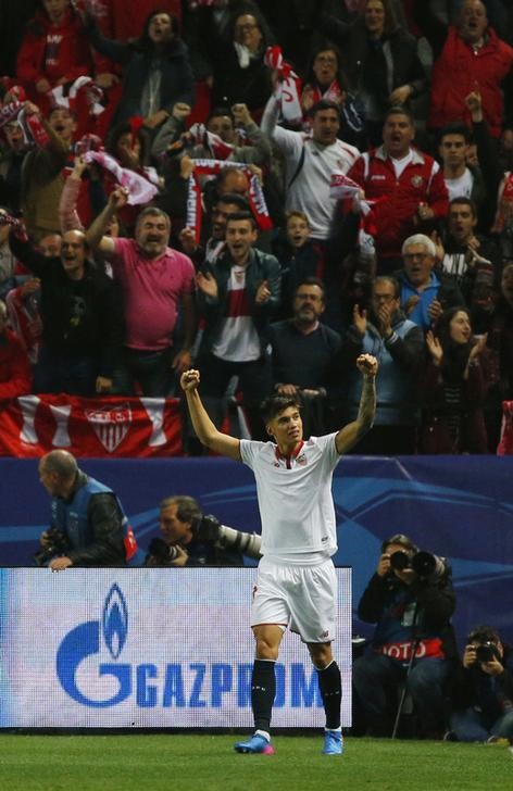 © Reuters. Foto del miércoles del delantero del Sevilla Joaquín Correa celebrando tras marcarle al Leicester