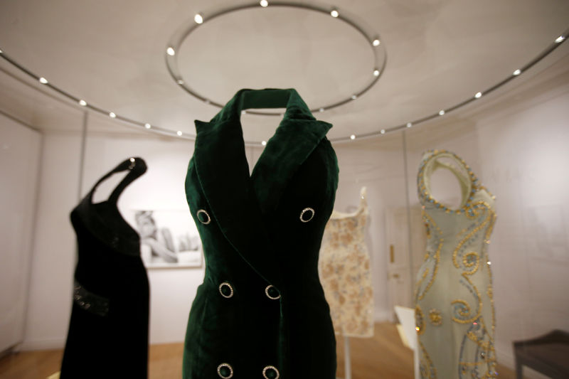 © Reuters. Vestidos de la princesa Diana son mostrados previo a una exhibición que abrirá el viernes de trajes usados por la fallecida Princesa de Gales, en el Palacio de Kensington en Londres